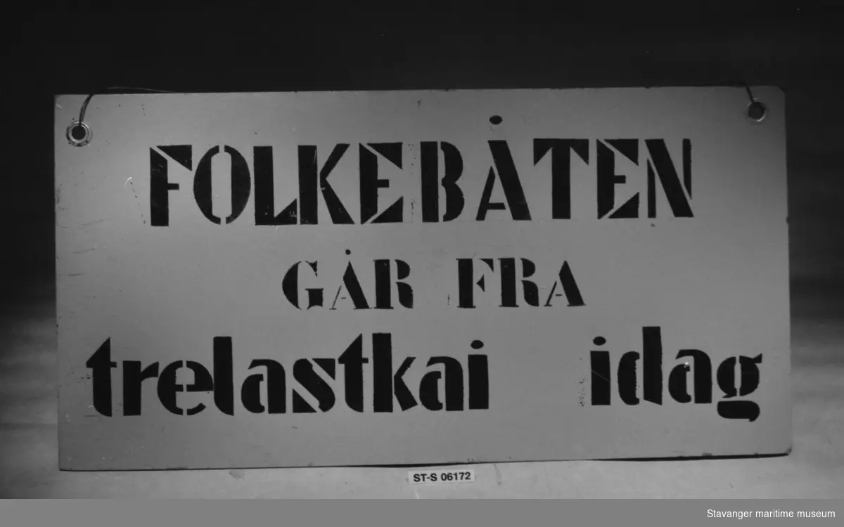 Gult skilt med svarte bokstaver: Folkebåten går fra trelastkai idag.