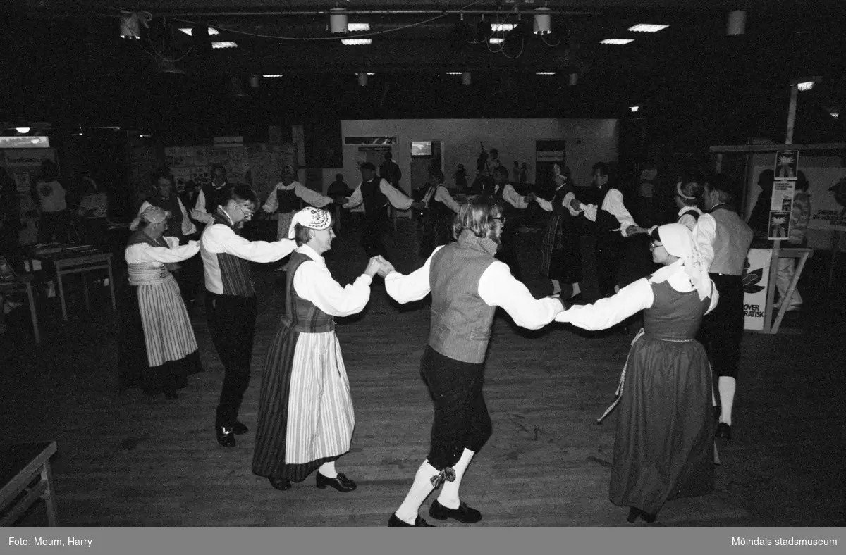 Föreningarnas dag på Almåsgården i Lindome, år 1983. Hällesåkers folkdanslag.

För mer information om bilden se under tilläggsinformation.