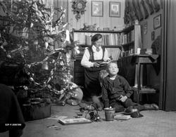 Julestemning hos familien til fylkesskogmester Jørund Midttu