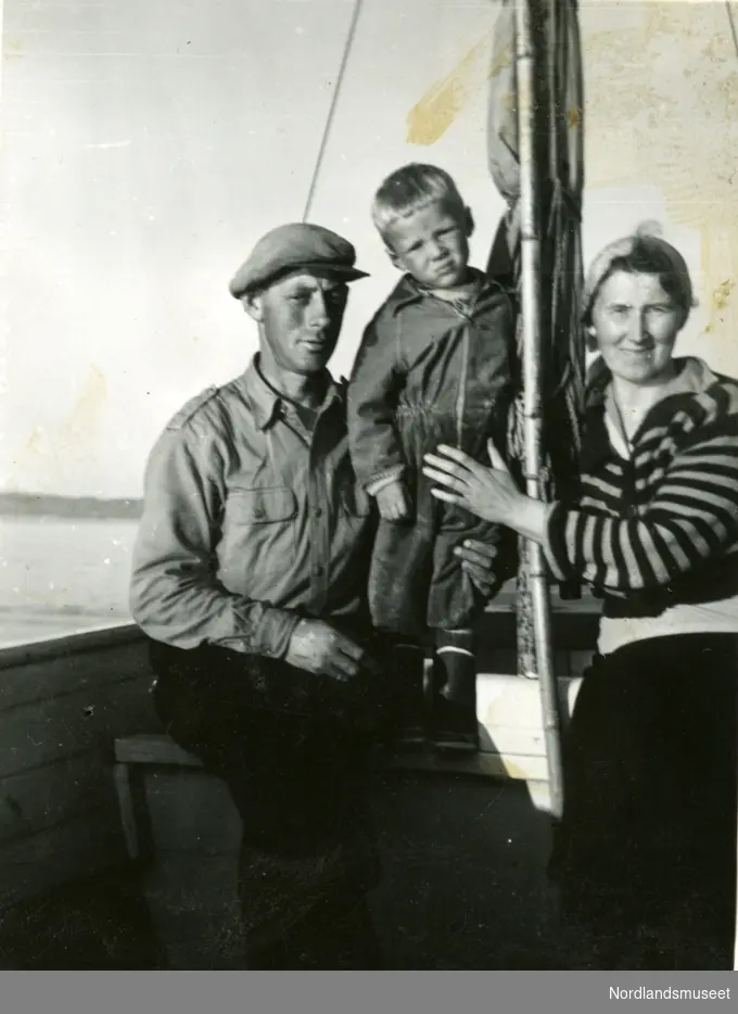 Gruppebilde. Arthur, Arne og Nancy Andersen i en båt