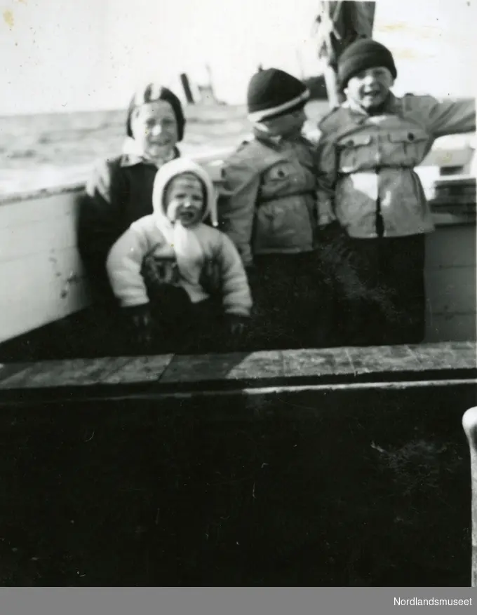 Johan Arnt, Arne Andersen og to gutter i en båt