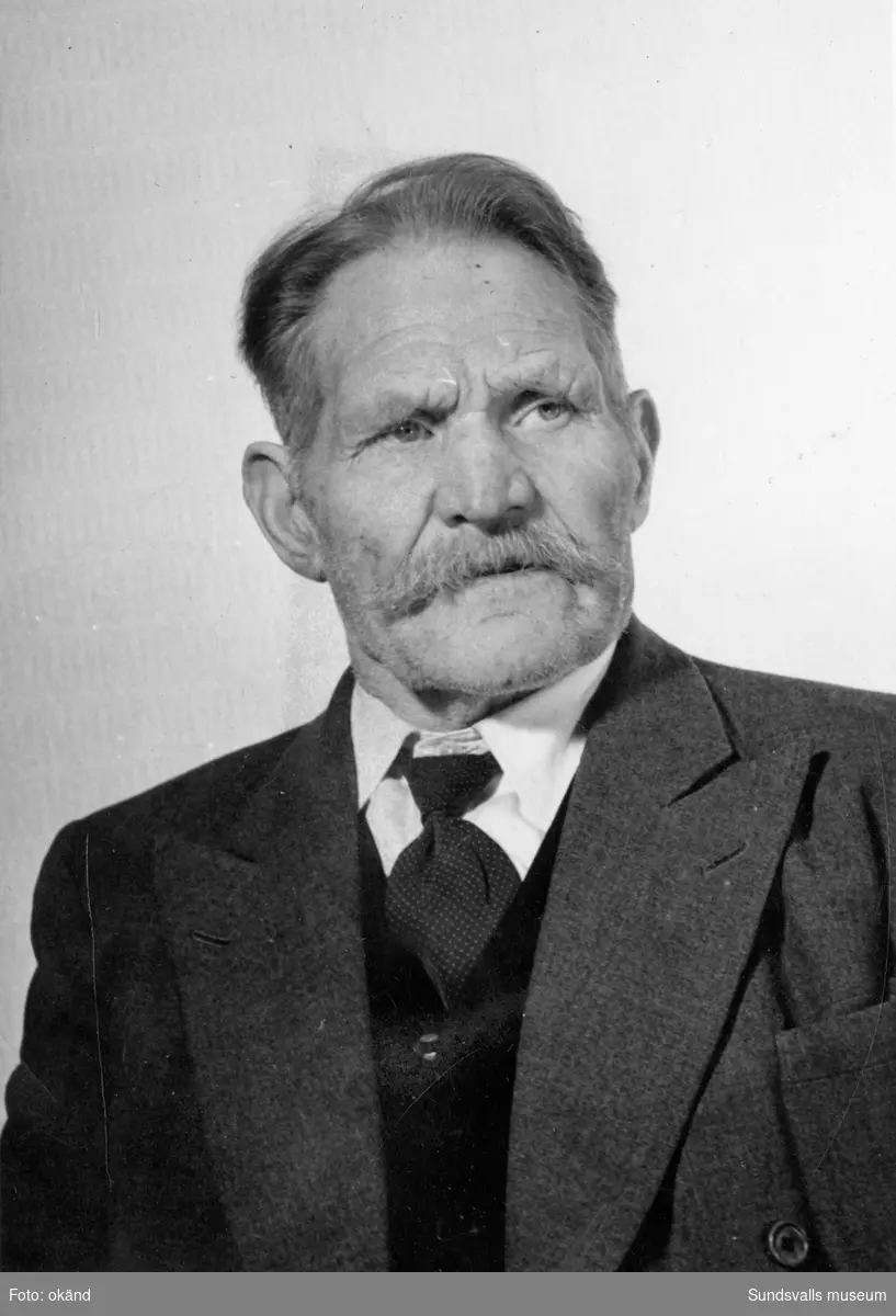 Konrad Engström (1878-1962). Bosatt i Älva, Alnö. Arbetade bl a som sågverksarbetare, fiskare, fiolspelare, amatörkonstnär, klockmakare m m.