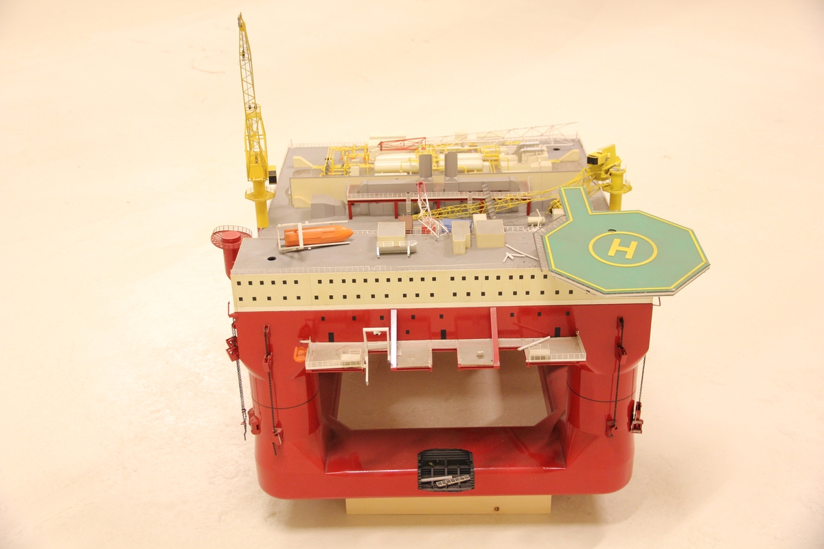 Modell av borreplattform.