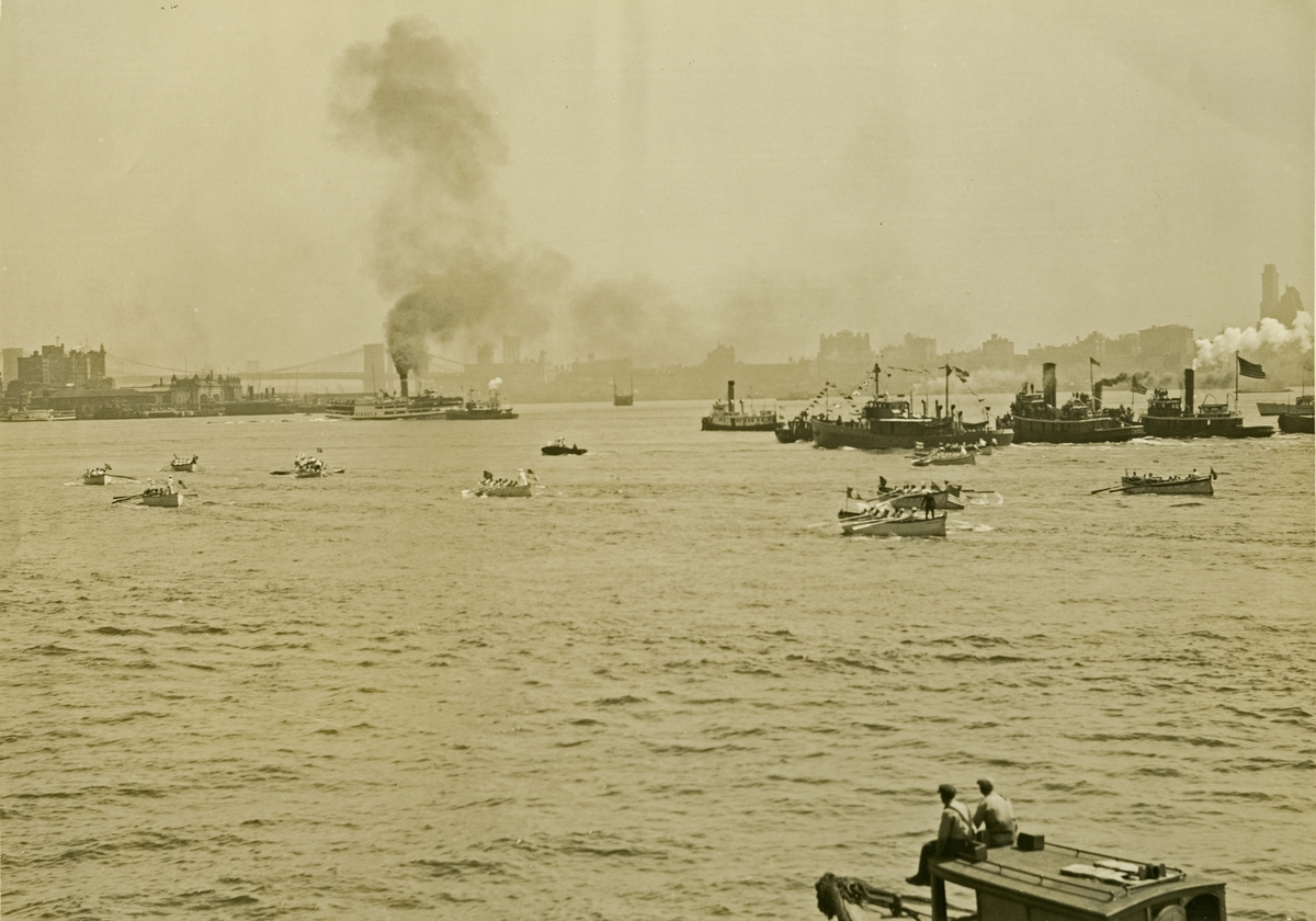 Mannskapet på M/S Solhaug deltar i kapproing i havnen i New York.