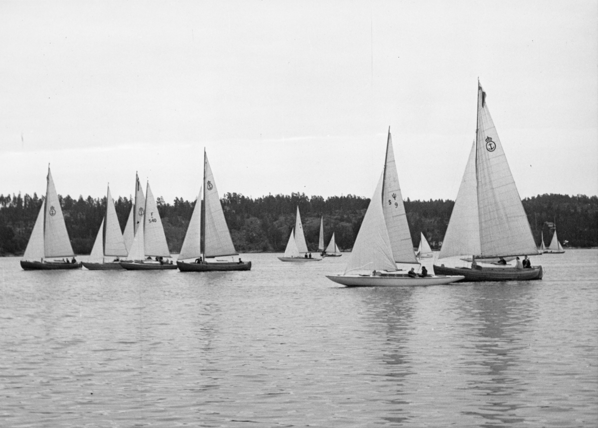 Båtar under KSSS poängseglingar i Saltsjöbaden hösten 1943.