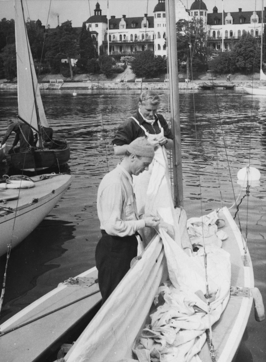 "Seglenas hissande" "Fru Inger Melin segrade i Starbåtsklassens damsegling med maken Starbåtsmästaren Bengt Melin"