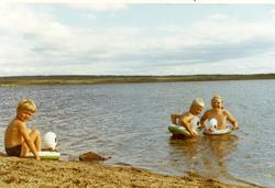 Badetemperatur i Rensenvatnet i 1971. Nils Halbjørhus på lan
