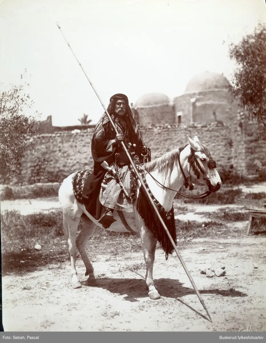 Palestinsk sheik  på sin hest fotografert i Gaza by