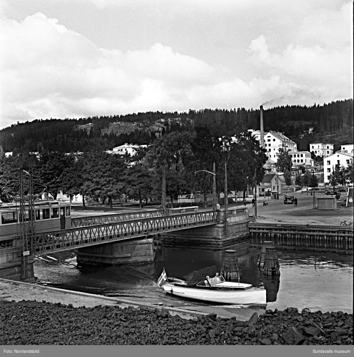 Vy från Selångersåns utlopp mot den gamla svängbara Tivolibron, Norrmalm och lasarettet.