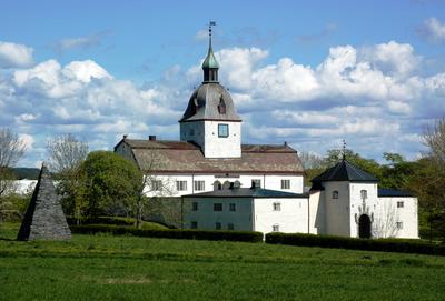Slottet på Austrått i sommerlige omgivelser. Foto/Photo