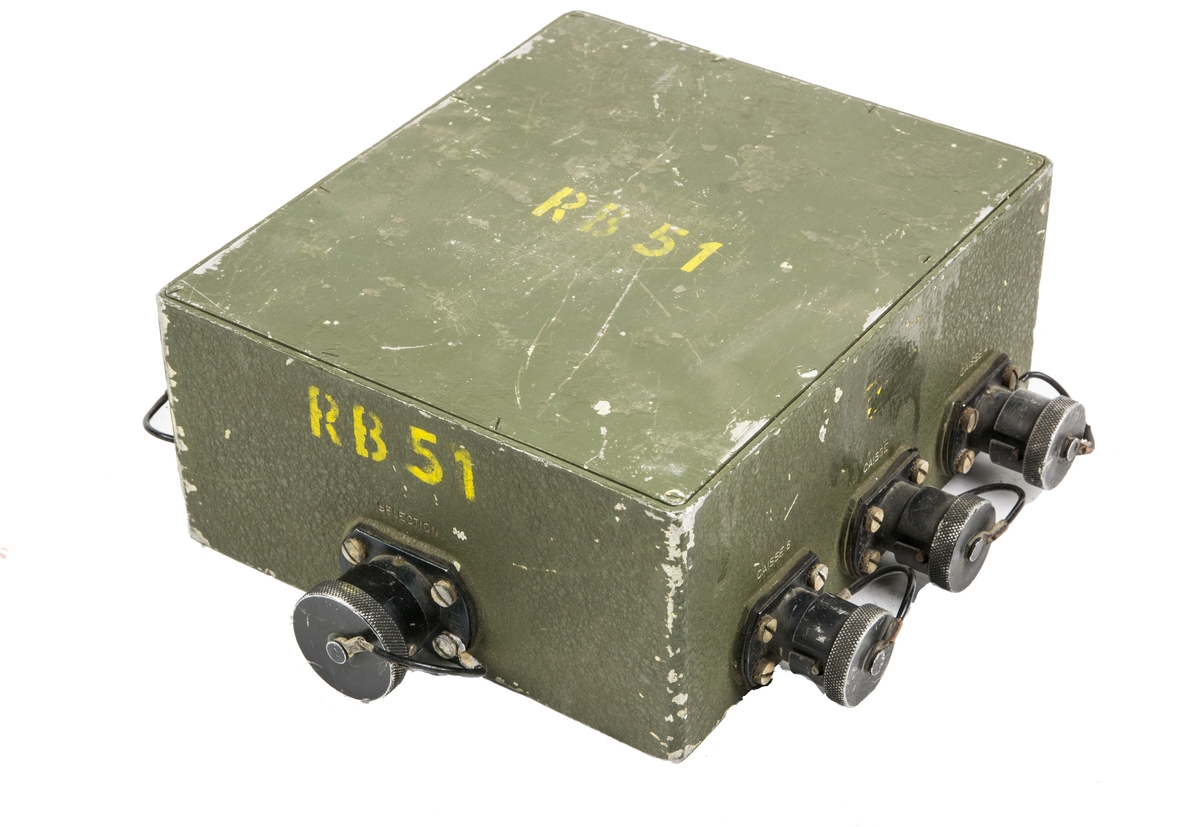 Fältkontrollinstrument 1.454. Provutrustning för pansarvärnsrobot Rb 51 (SS-10). Består av 7 st lådor.