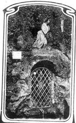 Tegning av kvinne i hage med port