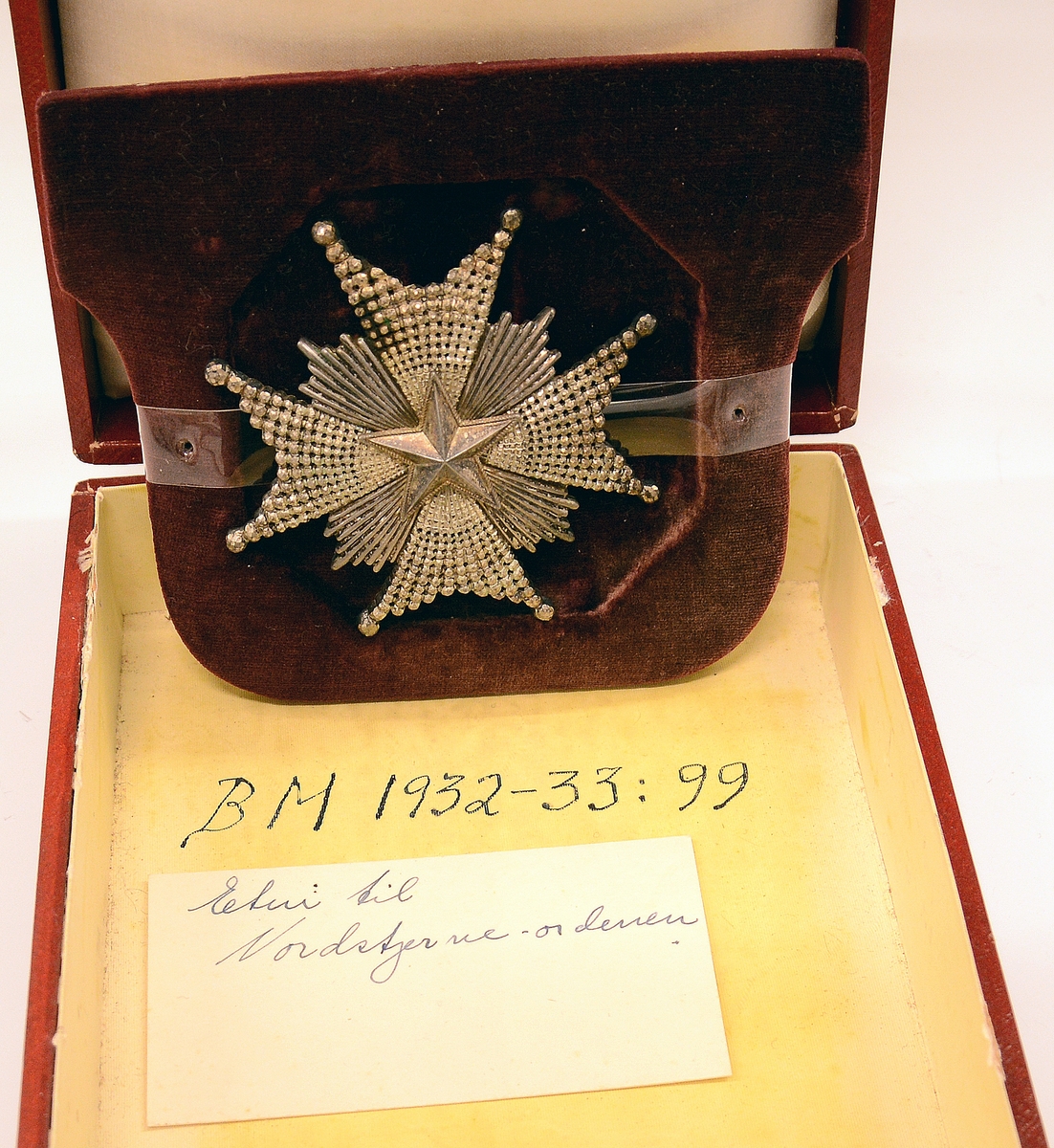 Nordstjerneordenens kommandørkors. 
"Nordstjerneordenen var før år 1975 tenkt som belønning for svenske og utenlandske "medborgerliga förtjänster, för ämbets- eller tjänstemannagärning, för vetenskaper, vittra, lärda och nyttiga arbeten samt för nya och gagneliga inrättningar". Ordenen utdeles nå bare til medlemmer av det svenske Kongehuset og til utenlandske medborgere eller statsløse, som har gjort personlig innsats for Sverige eller for svenske interesser. Ordenen bæres opprinnelig i et sort bånd, fra og med 1975 i et mellomblått bånd med gule kanter. Korset bærer ordenens ordtak "Nescit occasum" (Den vet ikke av noen nedgang). Gradene er: kommandør med store korset, kommandør, ridder av 1. klasse og ridder. Til ordenen hører en medalje - "Nordstjärnemedaljen" i gull av 8 forskjellige størrelser." (Avskrift/oversettelse av det svenske kongehusets nettsider.