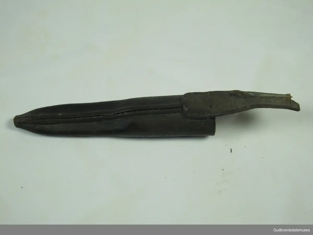 Knivskaft til slirekniv laget av valbjørk. Skaftet har hull til tangen, men knivbladet er borte.