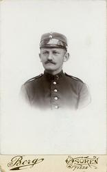 Studioportrett av Emil Clausen som rekrutt. Son av fabrikkei