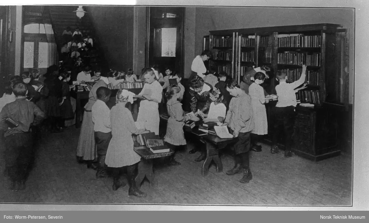 Biblioteksinteriør, Carnegie Library, Springfield School Station. (Springfield Missouri?) avfotografert.