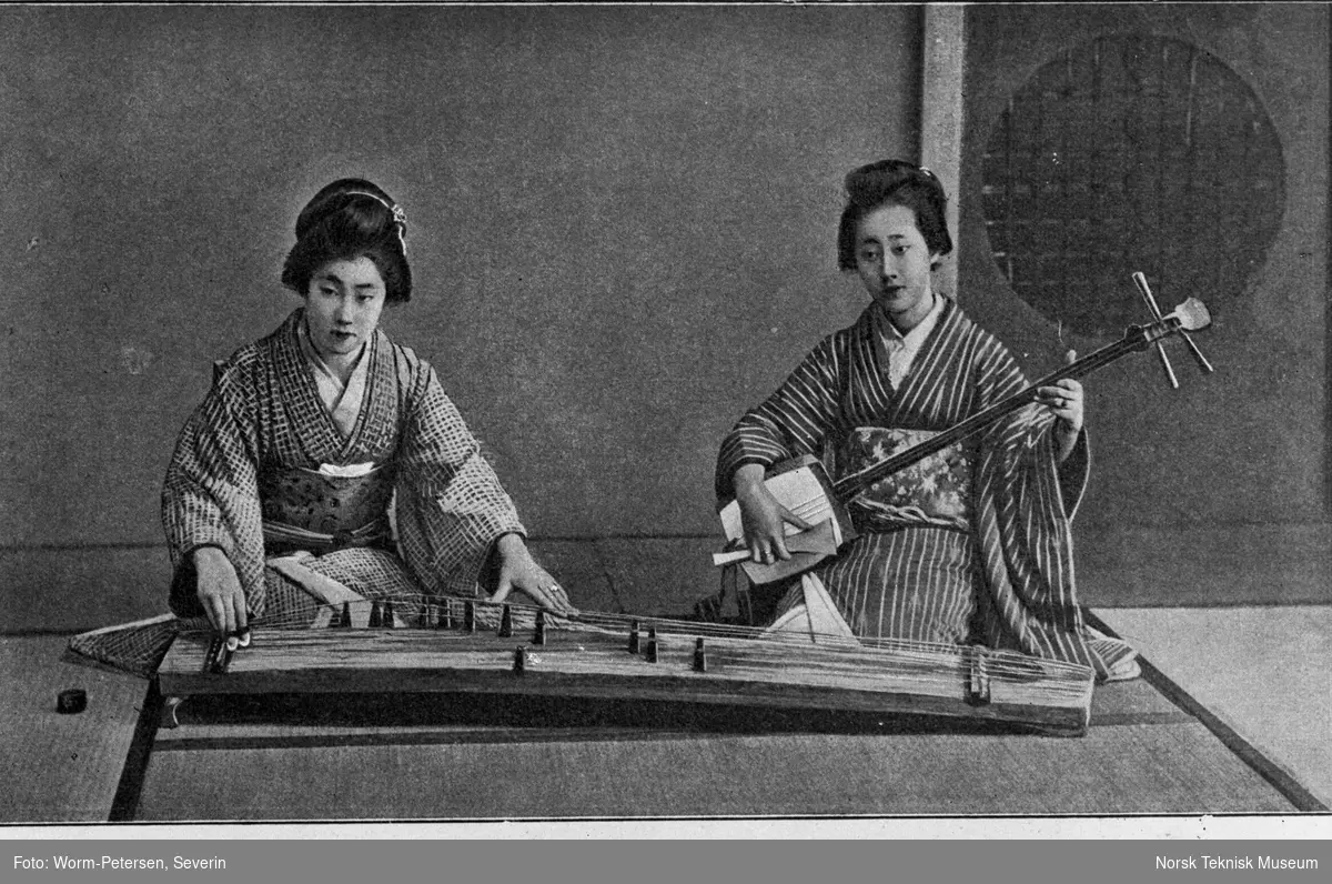 To japanske kvinner spiller på instrumenter