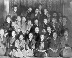 Stor gruppe japanske ungdom.