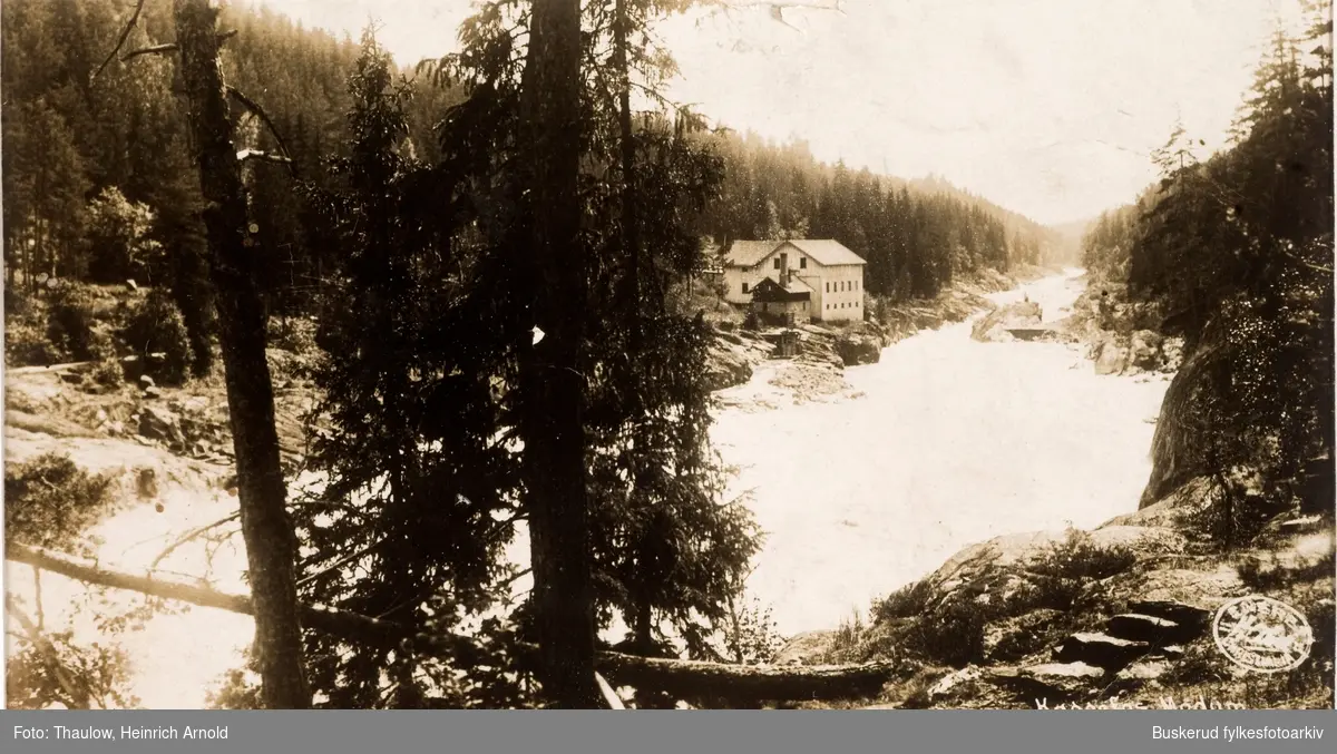 Kaggefoss
i 1880 kjøpte Thaulow Kaggefoss for å forhindre industriutbygging. Ikke lenge etter fikk har bygget renne og tunell og påbegynte møllebruket vi ser på bildet, den såklat bademølla.  eller Modums Bade-Mølle.
