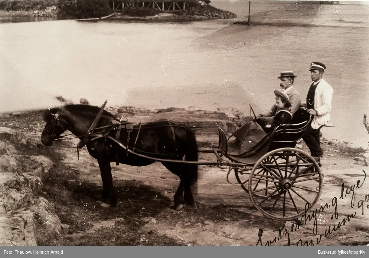 St. Olafsbad. 
Modum Bad Kurgjester på tur .Rundt Modum bad var det store områder hvor stedets gjesterog pasienter kunne bruke tiul fots og til hest. 1893