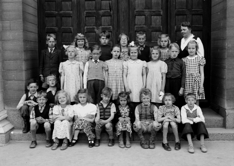 Olaus Petriskolan, 22 skolbarn med lärarinna fröken Elisabeth Grahn på trappan.
Sal 4.
