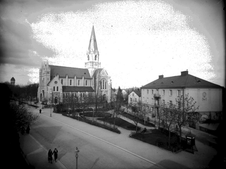 Stadsvy, Olaus Petrikyrkan från söder.
Till höger på bilden prästgården, trevånings bostadshus.