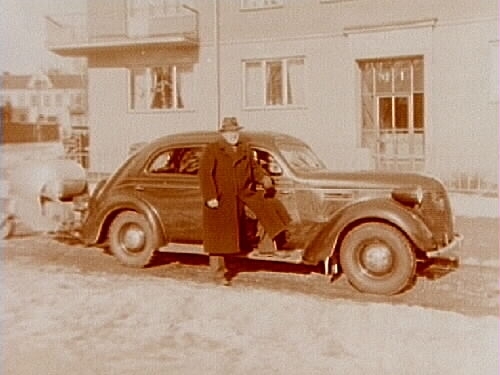 Personbil av märket Volvo, med gengasaggregat.
Handelsresande Ragnar Holmdahl.