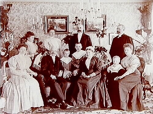 Rumsinteriör, familj 11 personer.
Guldbröllop.
Bankdirektör A. C. Gevert och Maria Charlotta, f. Hallbom