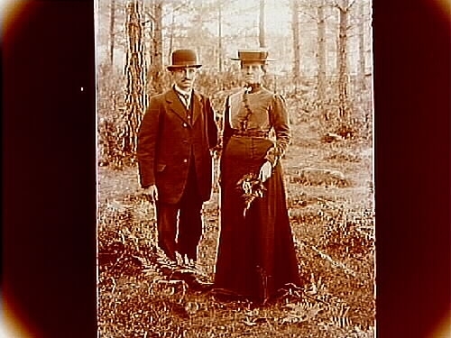 En man och en kvinna i skogen.
Johan Larsson