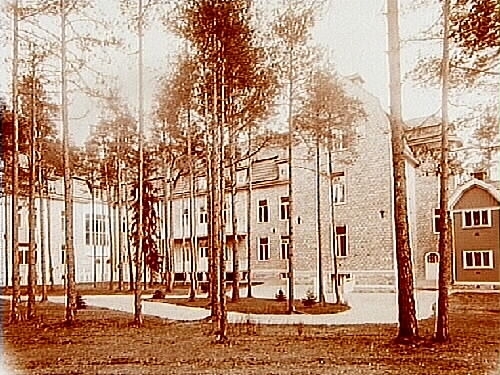 Tuberkolossjukhuset i Adolfsberg, trevånings sjukhusbyggnader i sten.