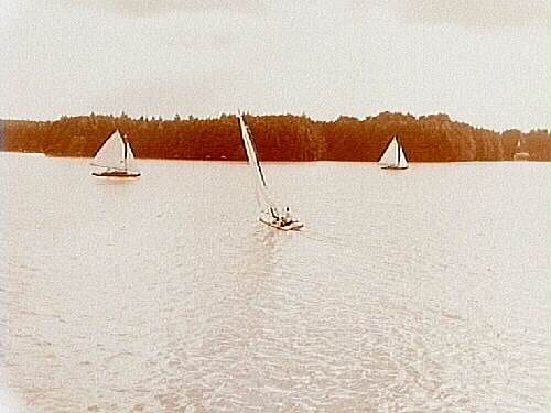 Segelsällskapet Hjälmaren.
Aronssons segelbåt Blå Ella och två andra segelbåtar.
