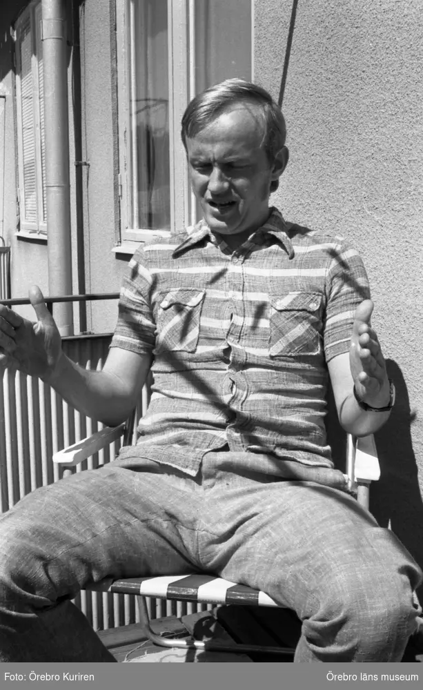 Kumlarymning 8 juni 1973
man sitter i solen på balkong och måttar med händerna