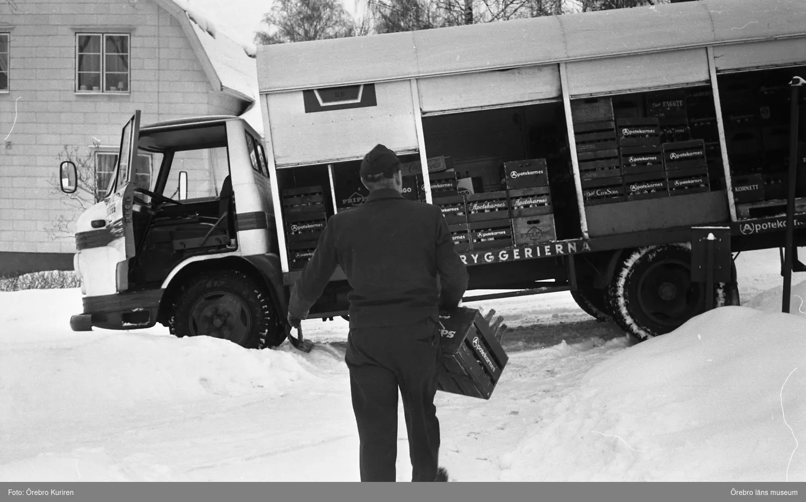 Bryggaren 1 - 1 februari 1969 En man i arbetskläder levererar drycker i