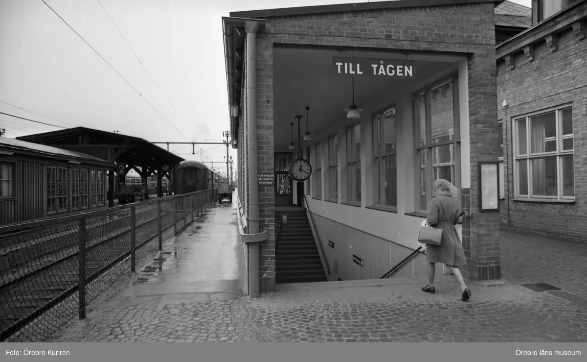 Hallsberg 10 maj 1969

På tågstationen ser man en kvinna på väg att gå nerför trappan. Man ser också ett tåg på spåret.