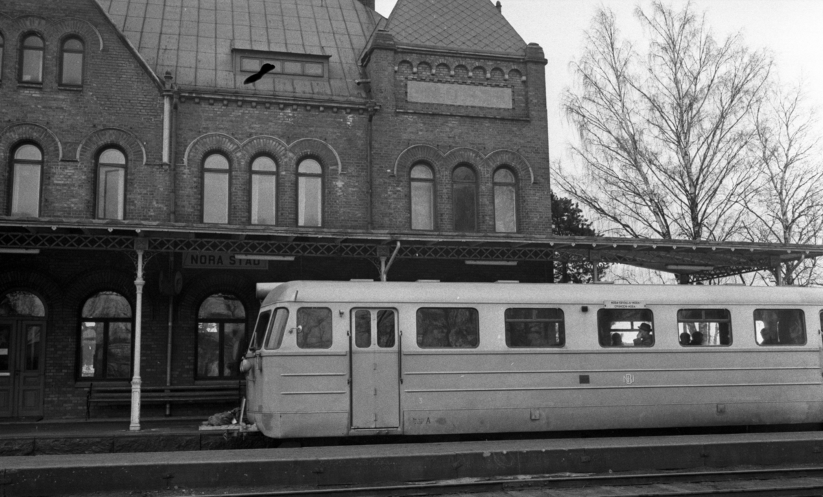 På bilden: Nora station med rälsbuss.
7 april 1966. 
Rubrik till negativbilderna: "Järle"