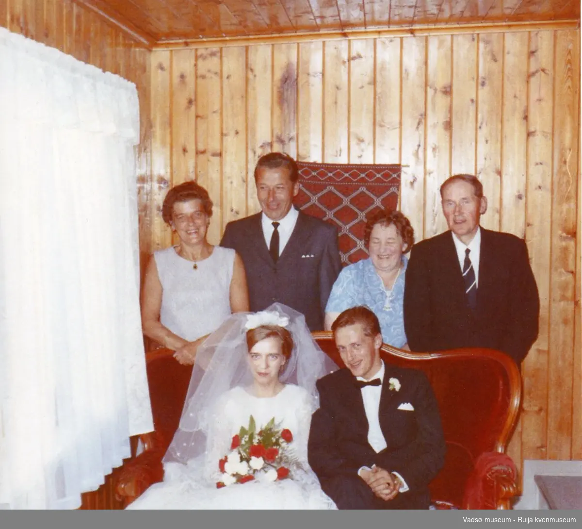 Bryllupsbilde av Sylvia (f. Antonsen) og Håkon Bauna. Bak fra venstre Sylvias mor Ågot Kock og stefar Torgeir Kock. Til høyre Gudrun og Arnulf Bauna. Skallelv, 1970.