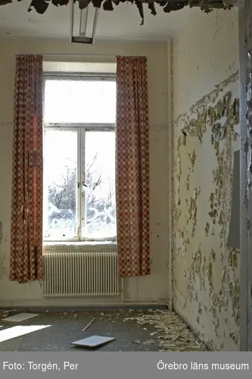 Dokumentation av Garphyttans sanatorium, interiör, fönster på andra våningen.
27 april 2005.
