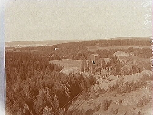 Utsikt från Kettilgruvans gråbergstipp mot Vretgruvan och Nora (Pershyttan).