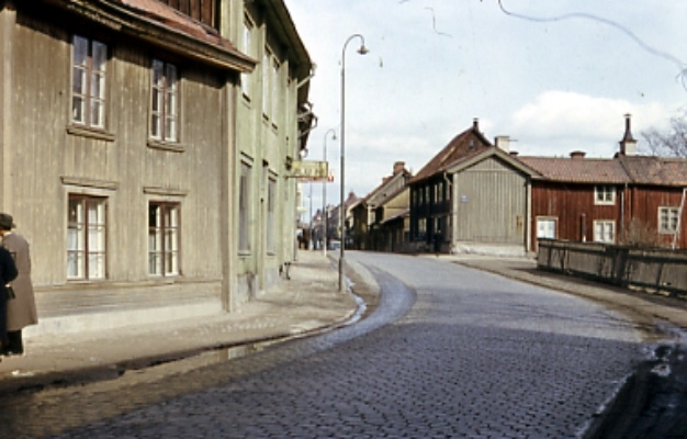 Bostadshus Drottninggatan 54.
Husen till vänster Petter Jönsa gården.