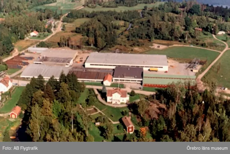 Flygfoto över Kårbergs industri, bostadshus och fabriksbyggnader.