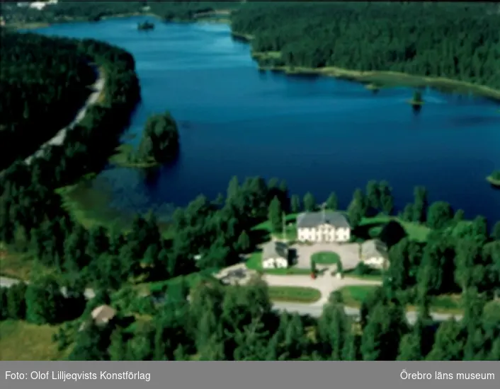 Flygfoto över Svartå Herrgård, tvåvånings herrgårdsbyggnad.
Bilden tagen för vykort.