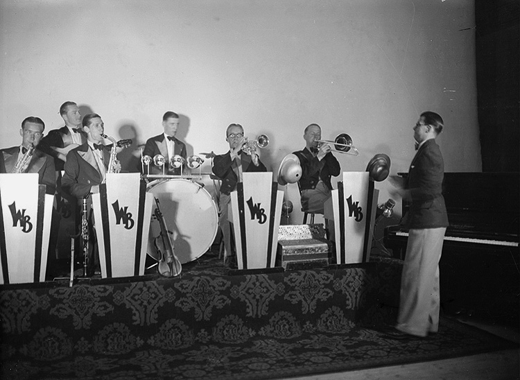 Whispering Band, sju män med musikinstrument.