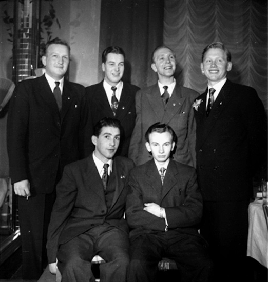 Sex män.
I.F. Eyra, 20 årsjubileum. 
Sittande till vänster är Henning Jonsson.