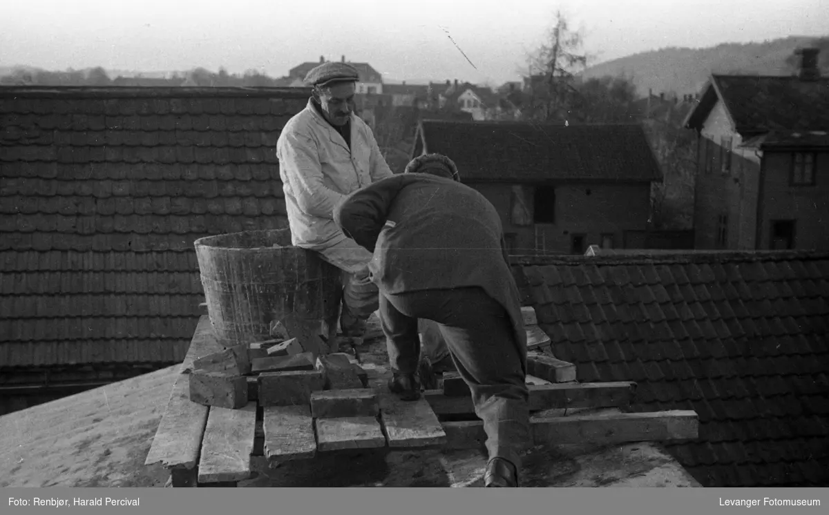 Arbeidere på taket, murarbeid.