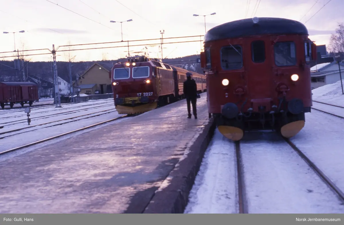 Nest siste persontog på Numedalsbanen 31. desember 1988 på Kongsberg stasjon - toget fra Oslo ankommer