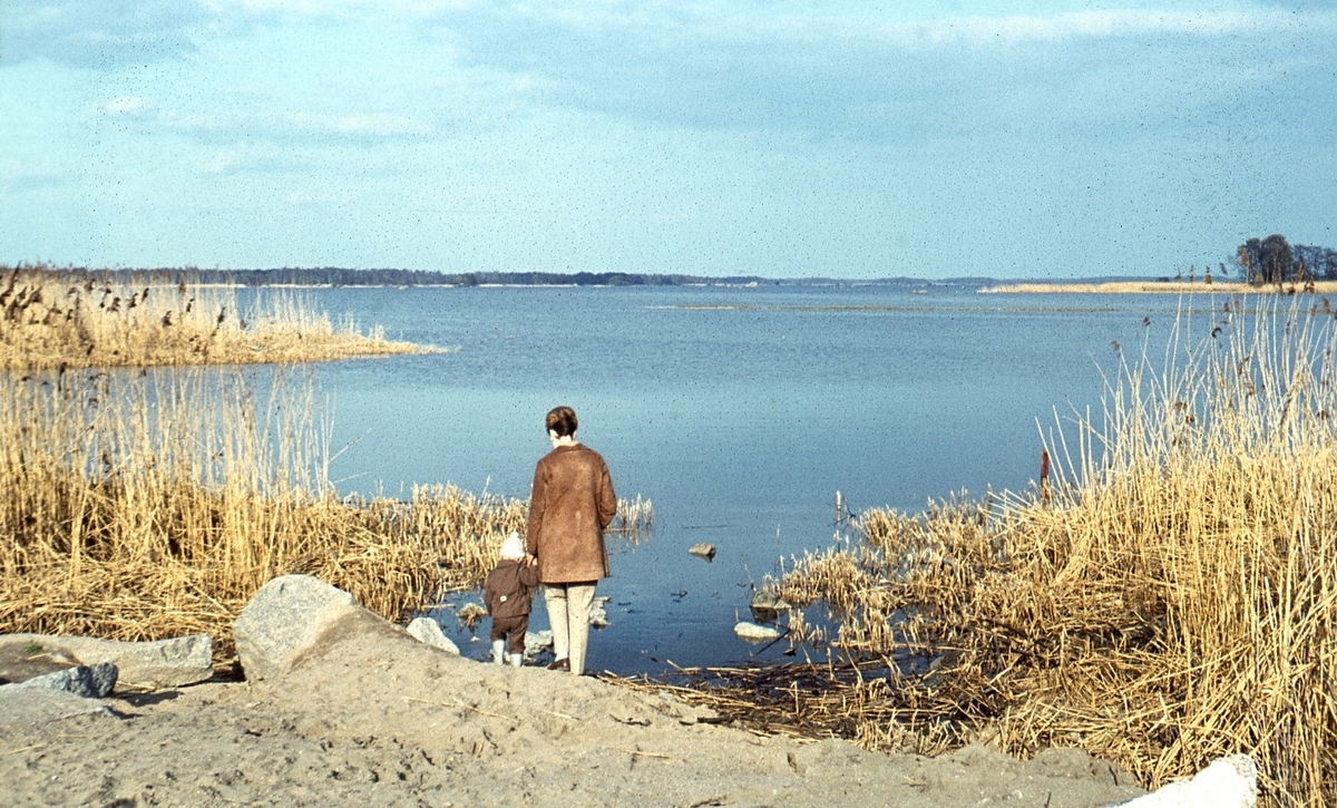 Patrik Borg med sin mamma på väg till Oset 10 maj 1964.