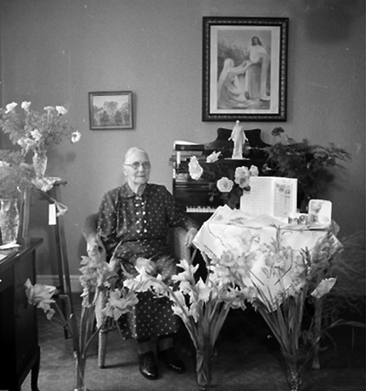 Rumsinteriör, en äldre kvinna.
Fru Larsson på 80-årsdagen.
