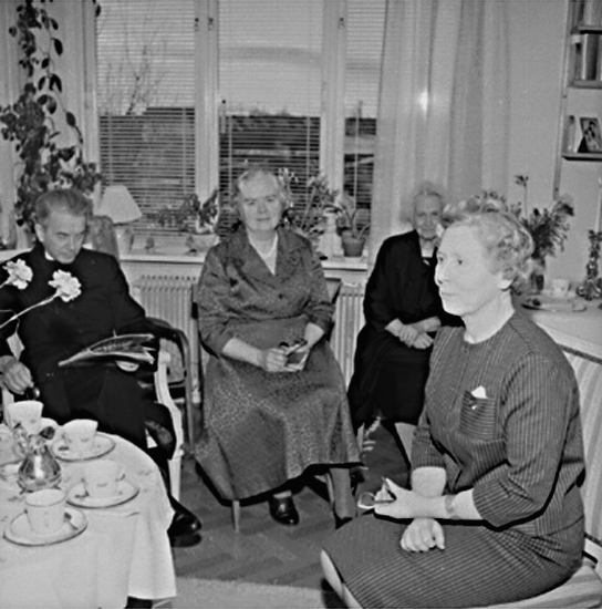 Rumsinteriör, släktgrupp fyra kvinnor.
Anna-Maja Löfqvists 50-årsdag.