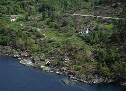Hus naust båt brygge vei trær mark bergknauser