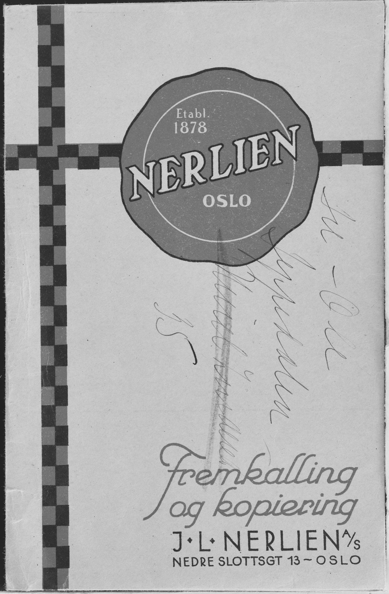 Konvolutt fra fotografen/ firmaet J.L. Nerlien AS, hvor 2 negativer ble oppbevart.

Baksiden: Håndskrevet og trykket tekst.